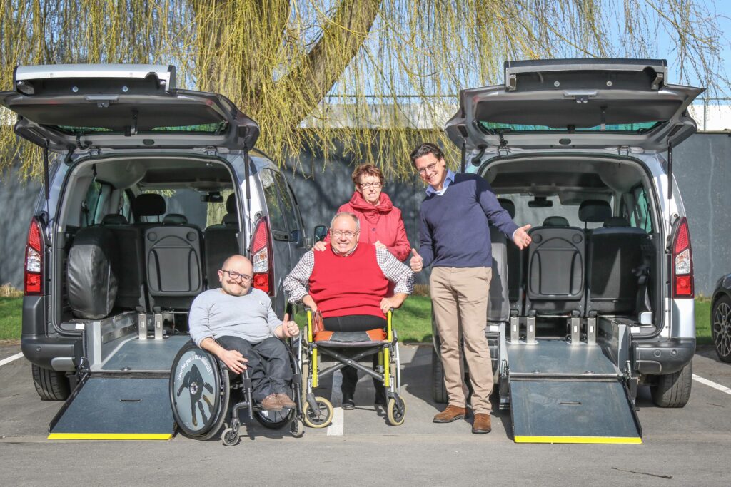 Notre équipe rencontre des clients qui ont une voiture aménagée pour le transport de personne à mobilité réduite.